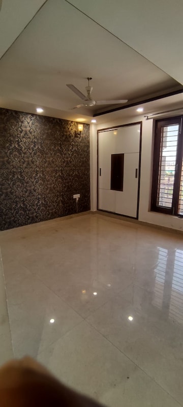Room in 4 BHK Builder Floor at Puri Vip Floors, Sector 81 – for Sale