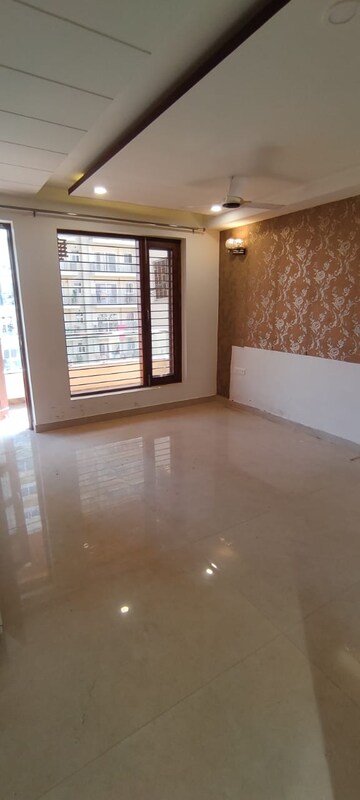 Room in 4 BHK Builder Floor at Puri Vip Floors, Sector 81 – for Sale