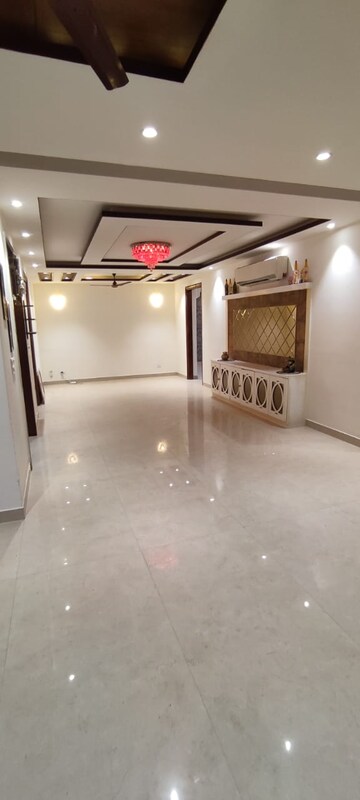 Room in 4 BHK Builder Floor at Puri Vip Floors, Sector 81 – for Sale