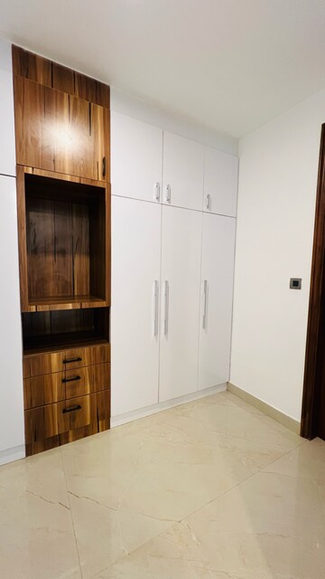 Furnished Amenities in 4 BHK Builder Floor at Devindar Vihar, Sector 56 – for Sale