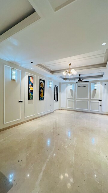 Building Lobby in 4 BHK Builder Floor at Devindar Vihar, Sector 56 – for Sale