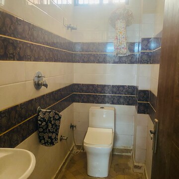 रेसिडेंशियल बिल्डर फ्लोर वर्ग यार्ड फॉर रेंट इन द्वारका मोर दिल्ली  7655064