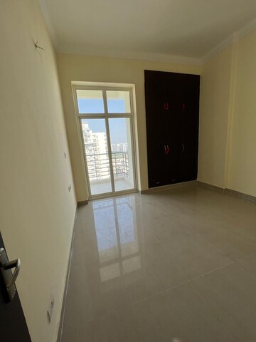 Room in 3 BHK Apartment at Mahagun Moderne, Sector 78 – for Sale