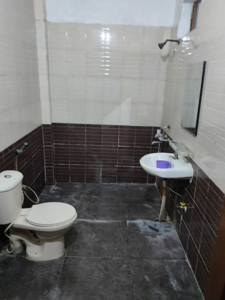 Bathroom, sector 27 4 Bedroom 112 Sq.Mt. Independent House In Sector 27 Noida 7656308
