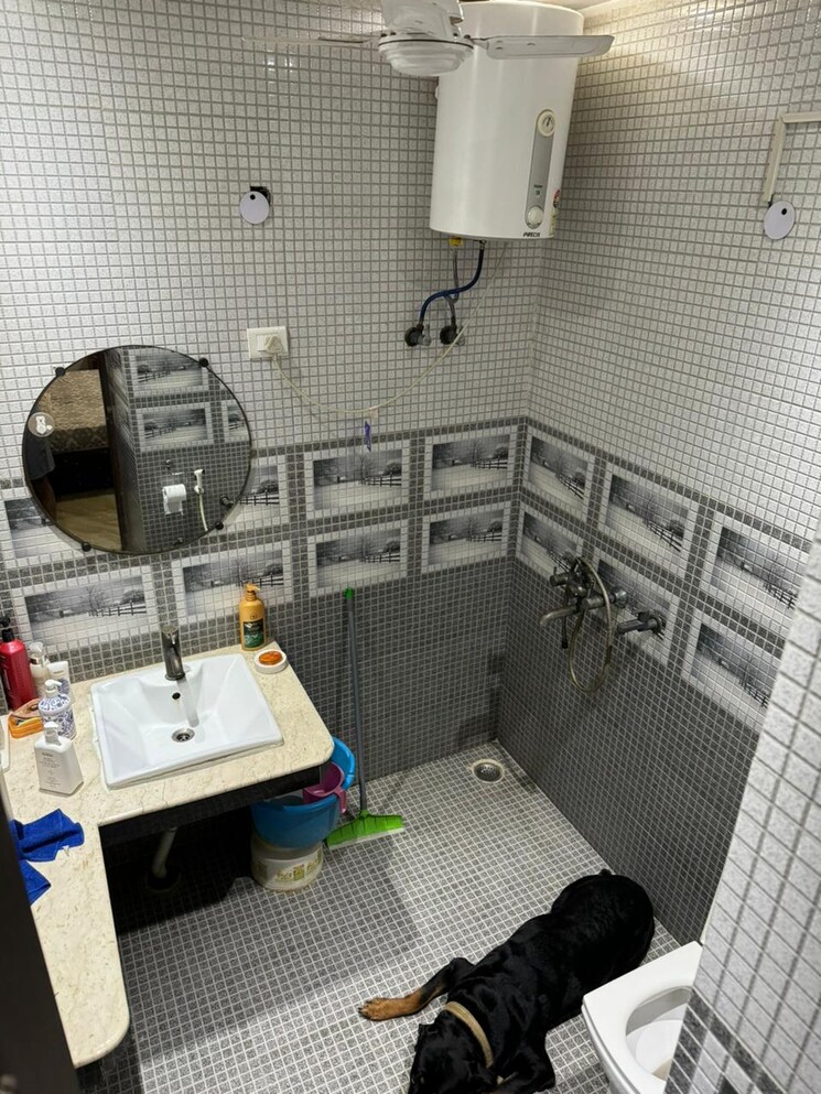 Attached Bathroom, sector 27 4 Bedroom 112 Sq.Mt. Independent House In Sector 27 Noida 7656308