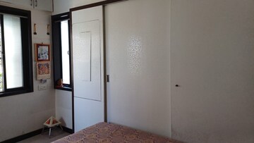 Room in 1 BHK Apartment at Thane West – for Sale