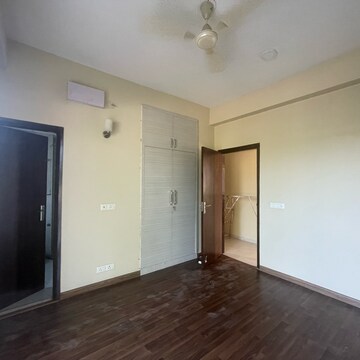 Room in 4 BHK Villa at BPTP Amstoria, Sector 102 – for Sale