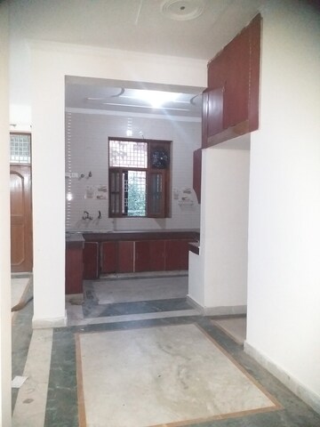 रेसिडेंशियल बिल्डर फ्लोर वर्ग फुट फॉर रेंट इन सेक्टर 105 नोएडा  7657523