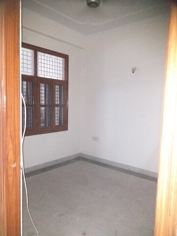 रेसिडेंशियल बिल्डर फ्लोर वर्ग फुट फॉर रेंट इन सेक्टर 105 नोएडा  7657523