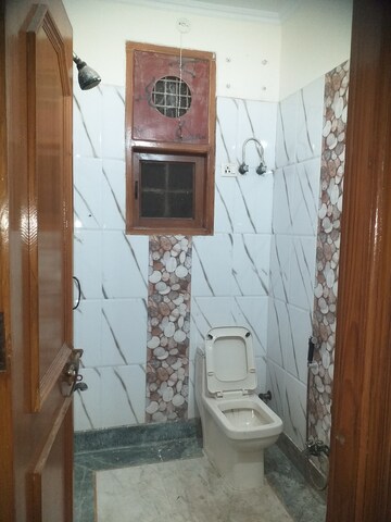 रेसिडेंशियल बिल्डर फ्लोर वर्ग फुट फॉर रेंट इन सेक्टर 105 नोएडा  7657523