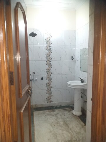 रेसिडेंशियल बिल्डर फ्लोर वर्ग फुट फॉर रेंट इन सेक्टर 105 नोएडा  7657523