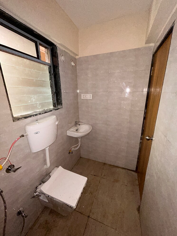 Attached Bathroom, aaryadeep-shri-sai-vishram-chsl 1 Bedroom 431 Sq.Ft. Apartment In Dahisar West Mumbai 7657927