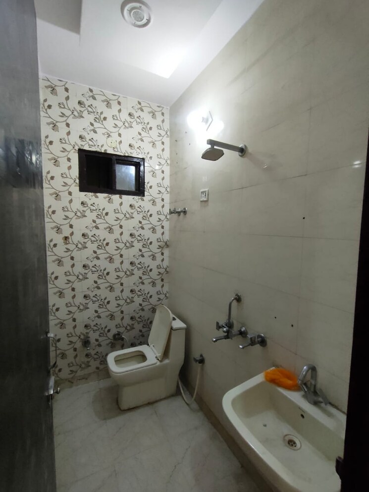 Bathroom, uttam nagar west 2 Bedroom 60 Sq.Yd. Builder Floor In Uttam Nagar West Delhi 7659491