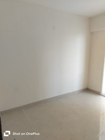 Room in 3 BHK Apartment at Indiabulls Centrum Park, Sector 103 – for Sale