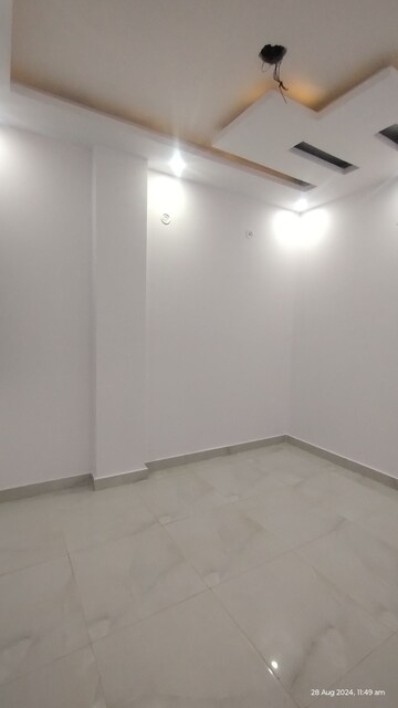 Furnished Amenities in 3 BHK Builder Floor at Uttam Nagar – for Sale