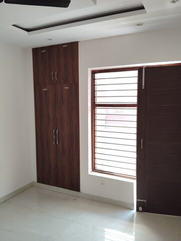 Room in 4 BHK Builder Floor at Sector 37 – for Sale