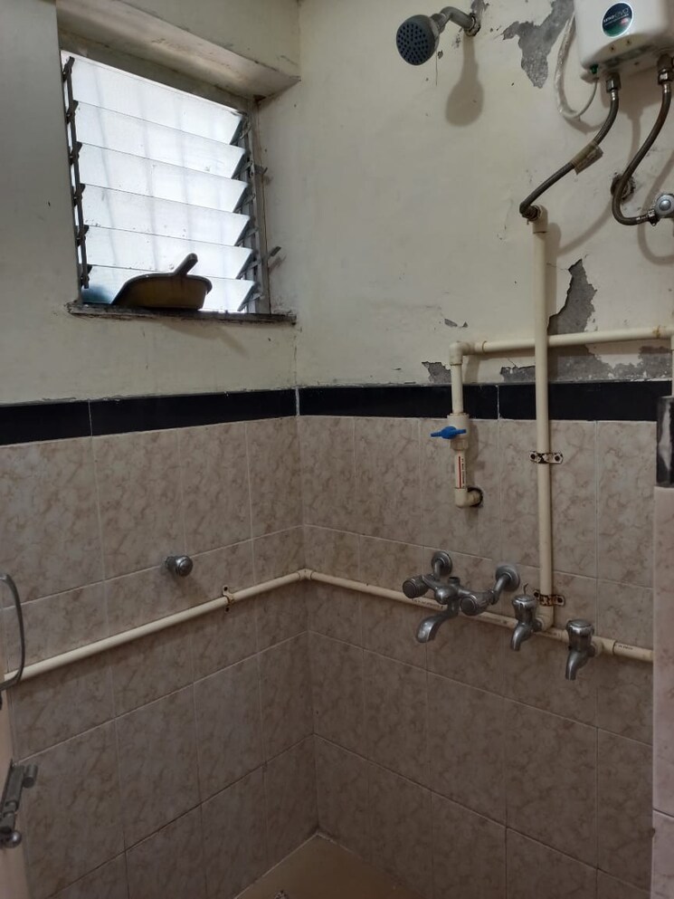 Bathroom, century-mill-mhada-building 1 Bedroom 225 Sq.Ft. Apartment In Lower Parel Mumbai 7661465