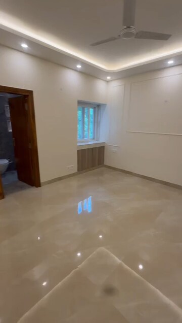 Room in 3 BHK Builder Floor at Vasant Kunj – for Sale