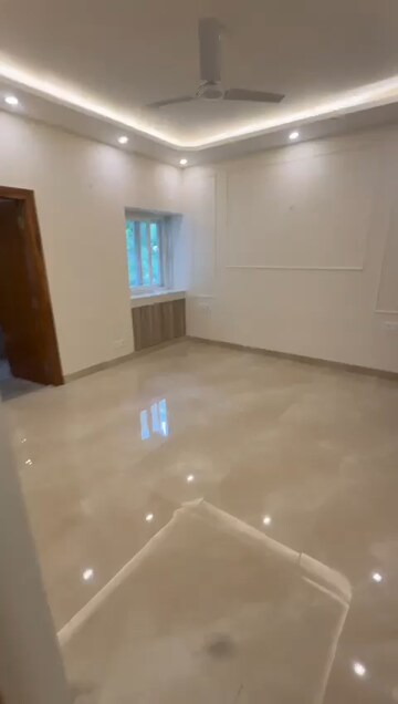 Room in 3 BHK Builder Floor at Vasant Kunj – for Sale