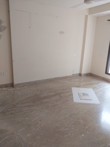 Room in 2 BHK Builder Floor at Smart World Orchard, Sector 61 – for Sale