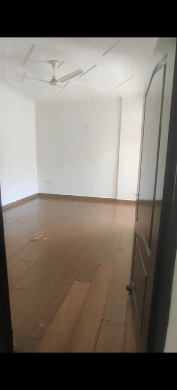 Room in 3.5 BHK Apartment at Amrapali Silicon City, Sector 76 – for Sale