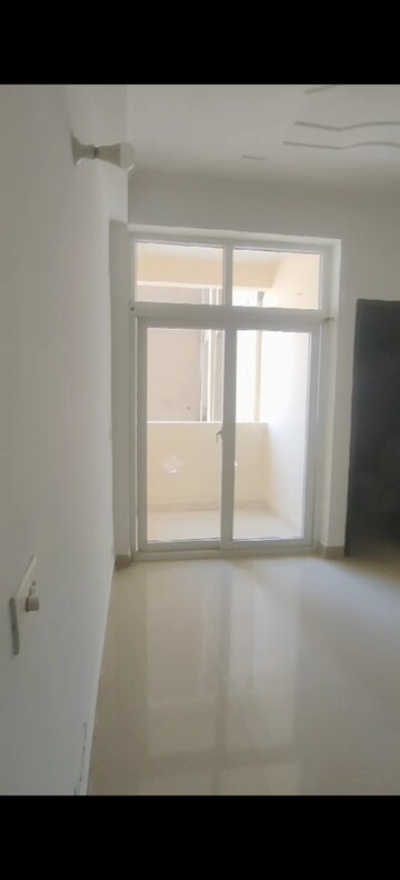 Room in 3.5 BHK Apartment at Amrapali Silicon City, Sector 76 – for Sale