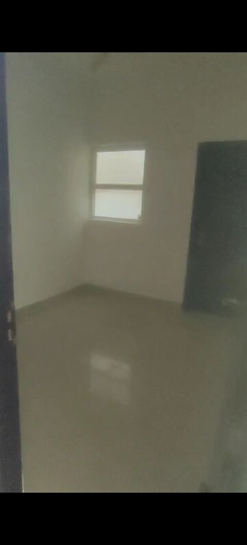 Room in 3.5 BHK Apartment at Amrapali Silicon City, Sector 76 – for Sale