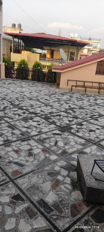 रेसिडेंशियल घर वर्ग फुट फॉर रेंट इन मोहित नगर देहरादून  7664552