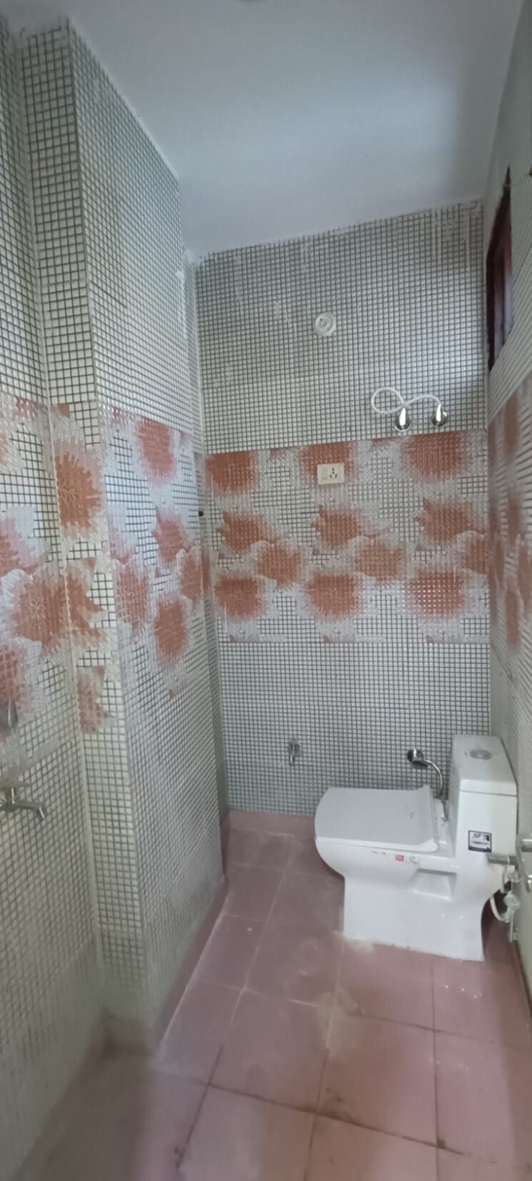 Bathroom, dwarka mor 1 Bedroom 50 Sq.Yd. Builder Floor In Dwarka Mor Delhi 7665070