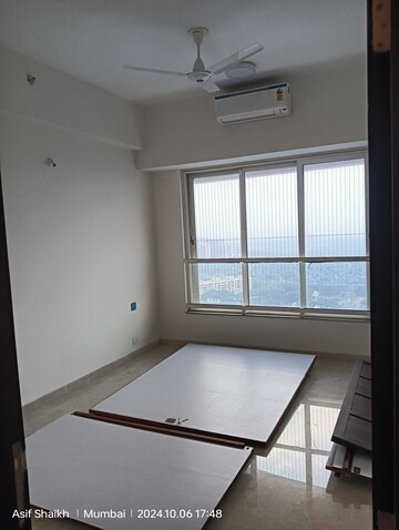 Room in 3.5 BHK Apartment at Kalpataru Radiance, Goregaon West – for Sale