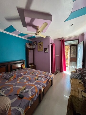 रेसिडेंशियल फ्लैट वर्ग फुट फॉर रेंट इन द्वारका मोर दिल्ली  7665460