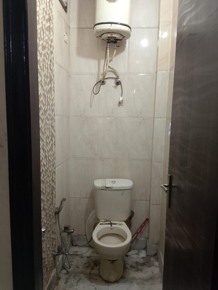 Bathroom, rohini sector 6 1 Bedroom 700 Sq.Ft. Builder Floor In Rohini Sector 6 Delhi 7665658
