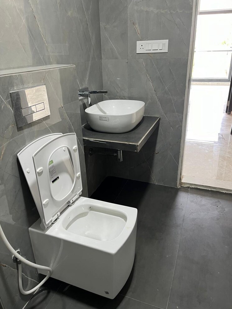 Bathroom, dlh-legacy 3 Bedroom 1280 Sq.Ft. Apartment In Juhu Mumbai 7666119