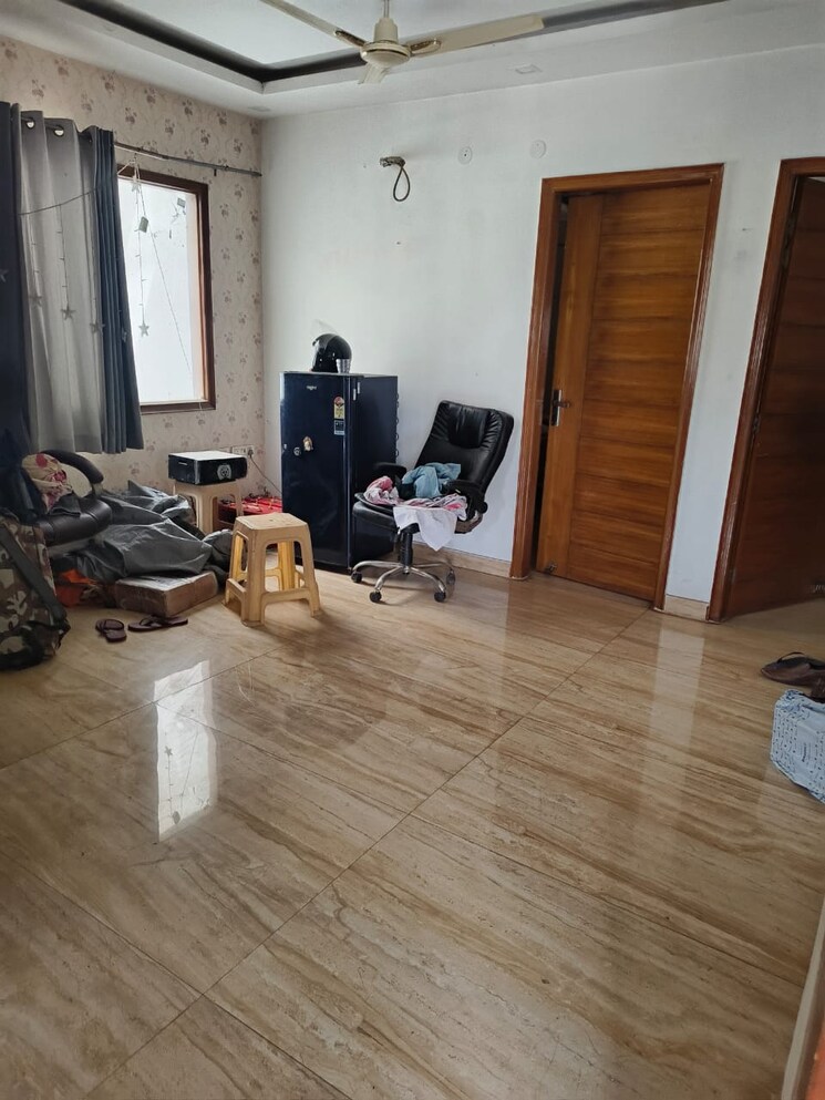  Parking, unitech-south-city-1 5 Bedroom 4200 Sq.Ft. Independent House In Sector 41 Gurgaon 7666180