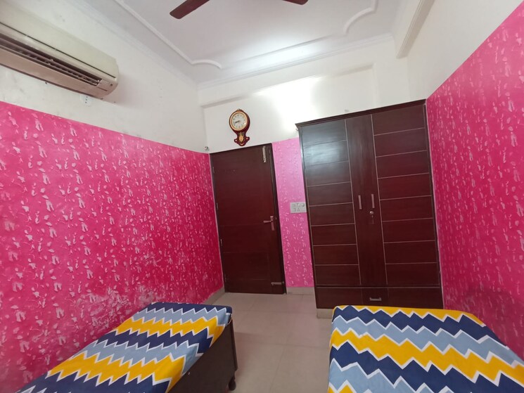 Room, sector 71 Pg For Girls In Sector 71 7667167