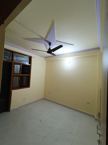 Room in 3 BHK Builder Floor at Dwarka Mor – for Rent