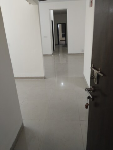 Room in 2.5 BHK Apartment at Indiabulls Centrum Park, Sector 103 – for Sale