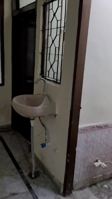 रेसिडेंशियल घर वर्ग फुट फॉर रेंट इन उत्तम नगर दिल्ली  7670379