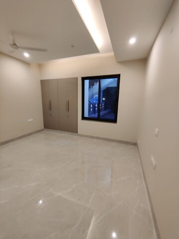 Room in 3 BHK Builder Floor at DLF Atria, Dlf Phase ii – for Sale
