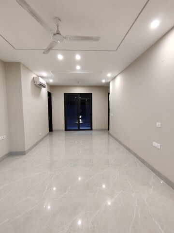 Room in 3 BHK Builder Floor at DLF Atria, Dlf Phase ii – for Sale