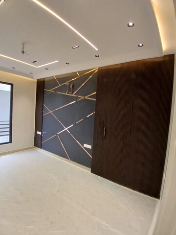 Furnished Amenities in 3 BHK Builder Floor at DLF Atria, Dlf Phase ii – for Sale