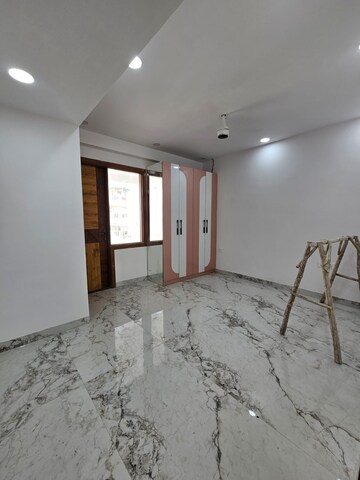 Room in 5 BHK Apartment at Sector 18, Dwarka – for Sale