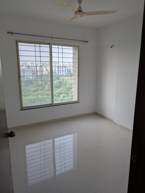 Study Room in 2 BHK Apartment at Kohinoor Reina, Kondhwa – for Rent
