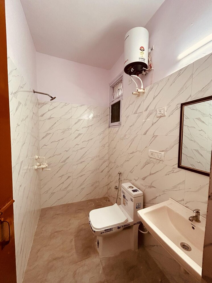 Bathroom, purvanchal-pmo-apartments 2 Bedroom 950 Sq.Ft. Apartment In Sector 62 Noida 7671608