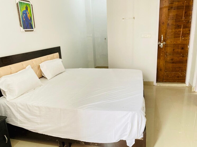 Room, sector 63 Pg For Boys & Girls In Sector 63 7671789