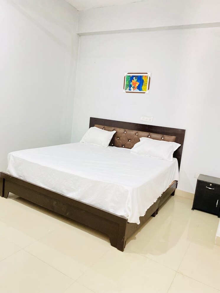 Room, sector 63 Pg For Boys & Girls In Sector 63 7671789