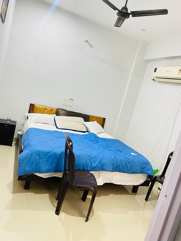 Room, sector 63 Pg For Boys & Girls In Sector 63 7671789