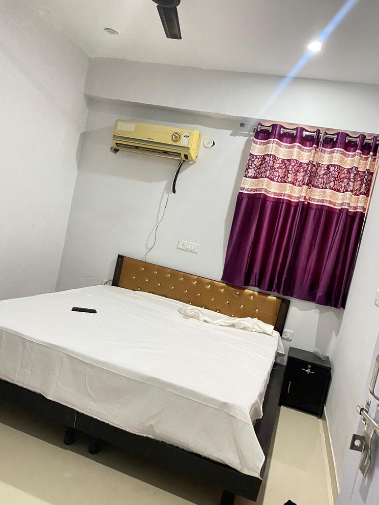 Room, sector 63 Pg For Boys & Girls In Sector 63 7671789