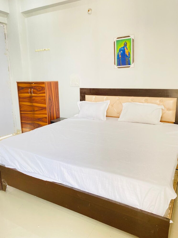 Room, sector 63 Pg For Boys & Girls In Sector 63 7671789