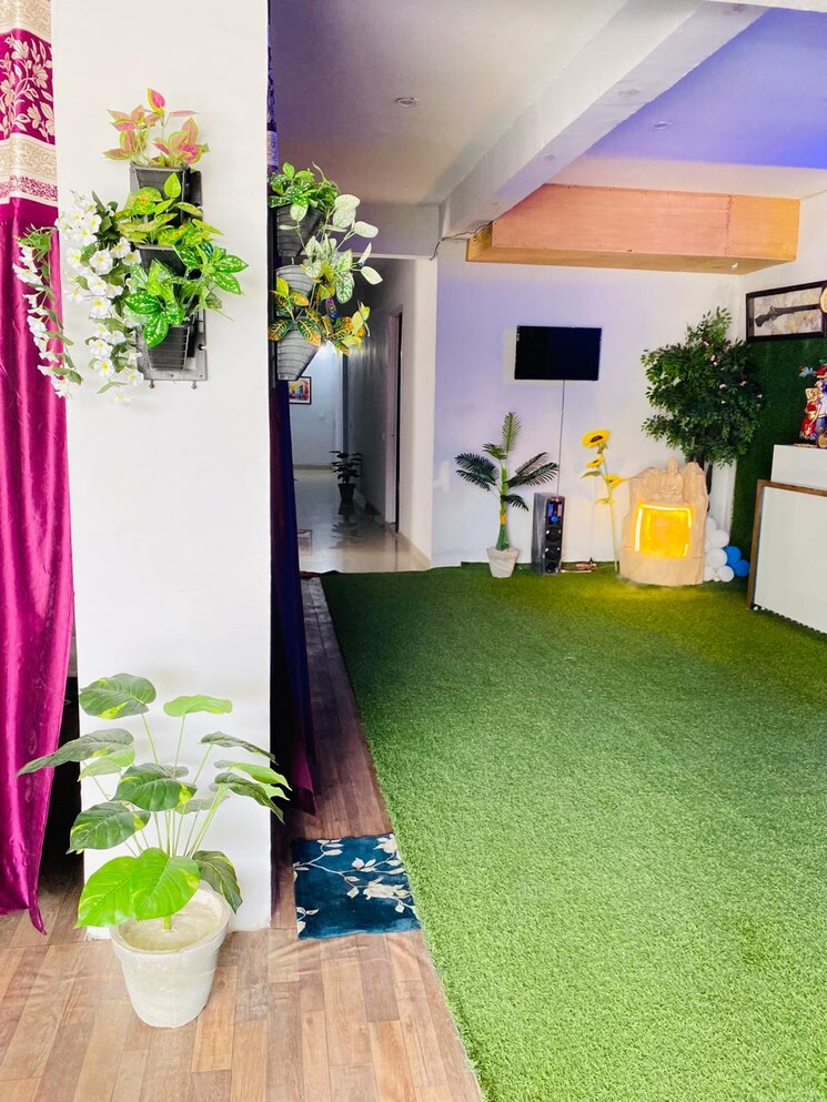 Room, sector 63 Pg For Boys & Girls In Sector 63 7671789